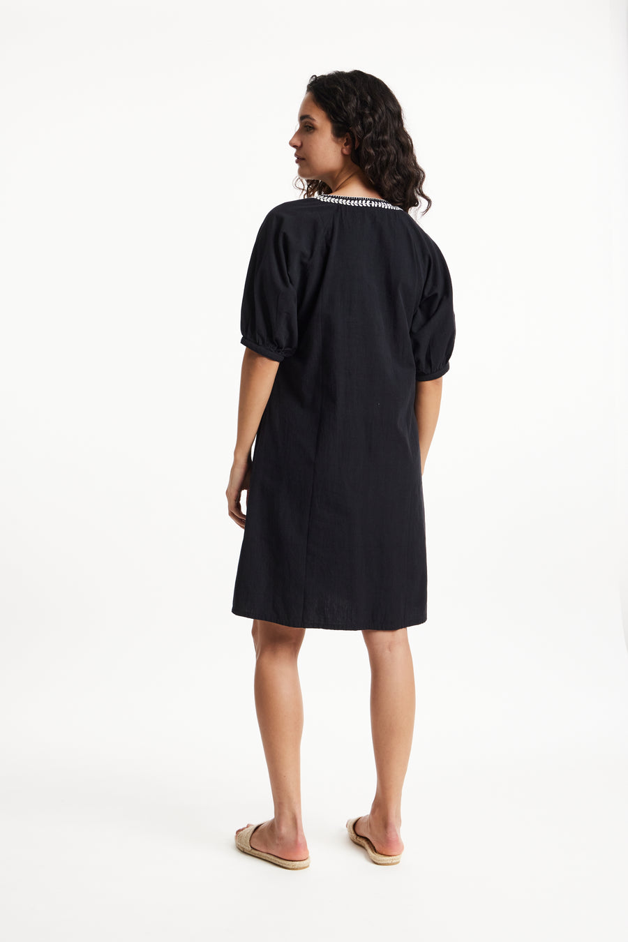 People Tree Fairer Handel, ethisches und nachhaltiges PIA gesticktes Kleid in schwarzer 100% Bio -Baumwolle